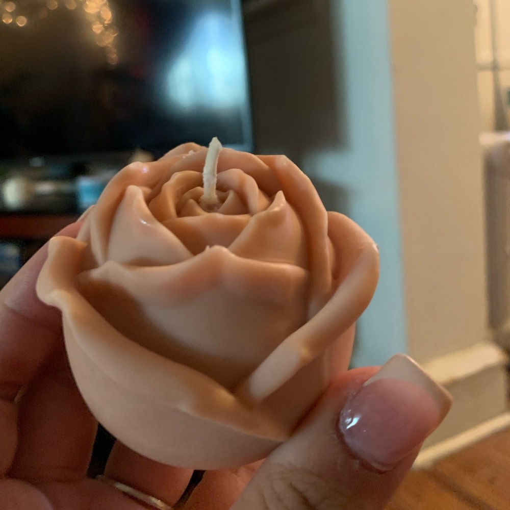 Rose petal gelato candle can be used for decoration or burning